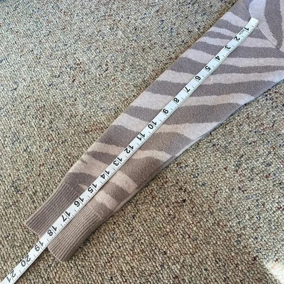 Cupcake and Cashmere Zebra Print Soft Casual Sweater Cardigan Women M-L Pockets - Picture 3 of 8